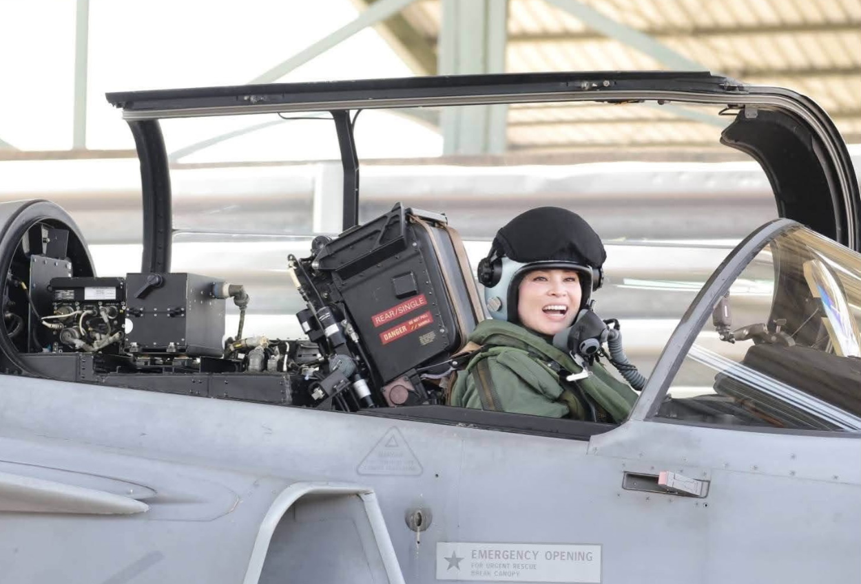 Momen Ratu Thailand Sukses Terbangkan Jet Tempur Gripen Sendirian