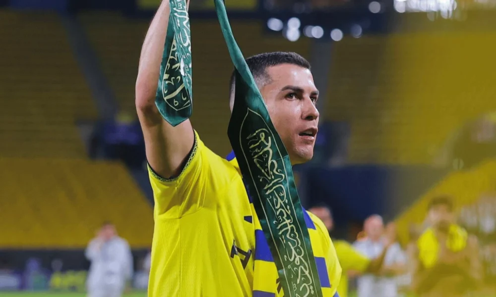 Momen Ronaldo Kibarkan Syal Arab Saudi saat Al Nassr Menang
