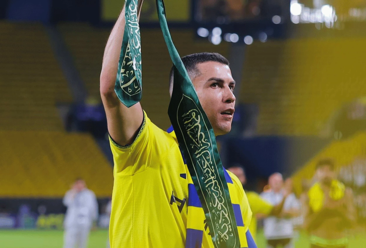 Momen Ronaldo Kibarkan Syal Arab Saudi saat Al Nassr Menang