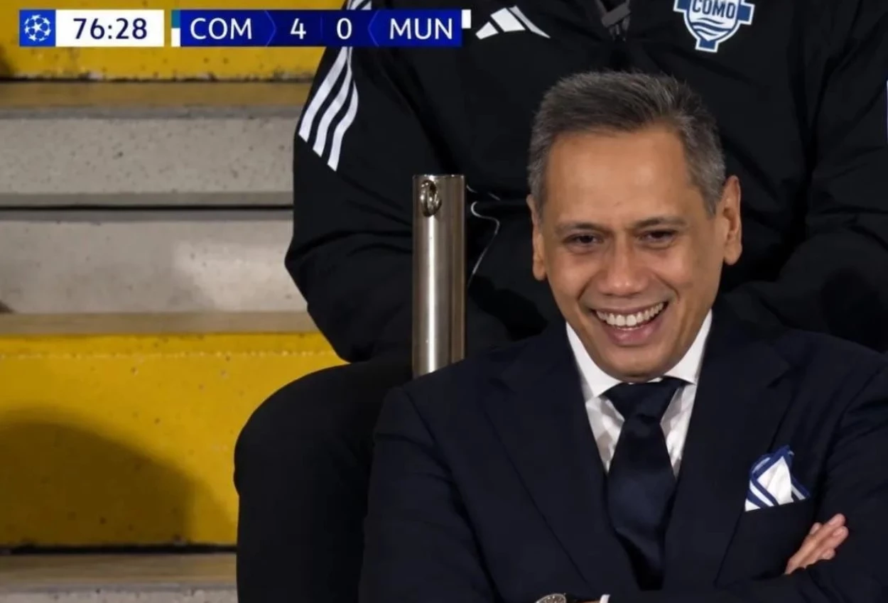 Senyum Lebar Presiden Como Mirwan Suwarso saat Timnya Bantai Man Utd 4 1 di Liga Champions