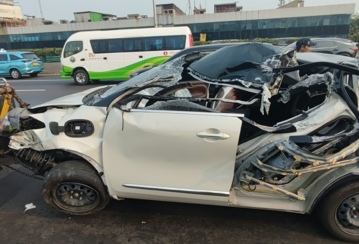 Tabrakan Beruntun Sebabkan Mobil Listrik Ringsek di Tol Ancol, Diduga Akibat Kartu e-Tol Jatuh